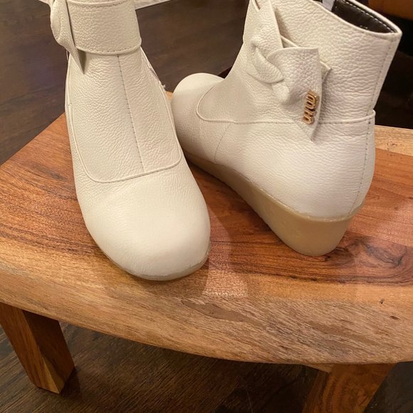 Beautiful White Leather Bowknot Boots Like New - Picture 1 of 4